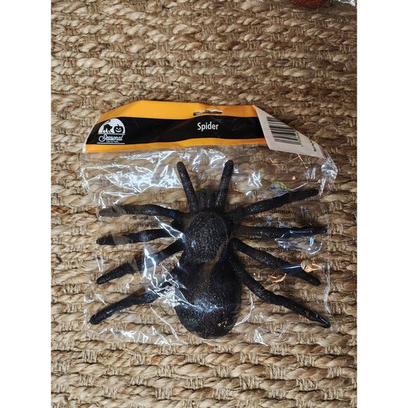 Large Tarantula Spiders Scary Halloween Prop Decor 4 Pc Arachnid NEW! - Picture 3 of 8